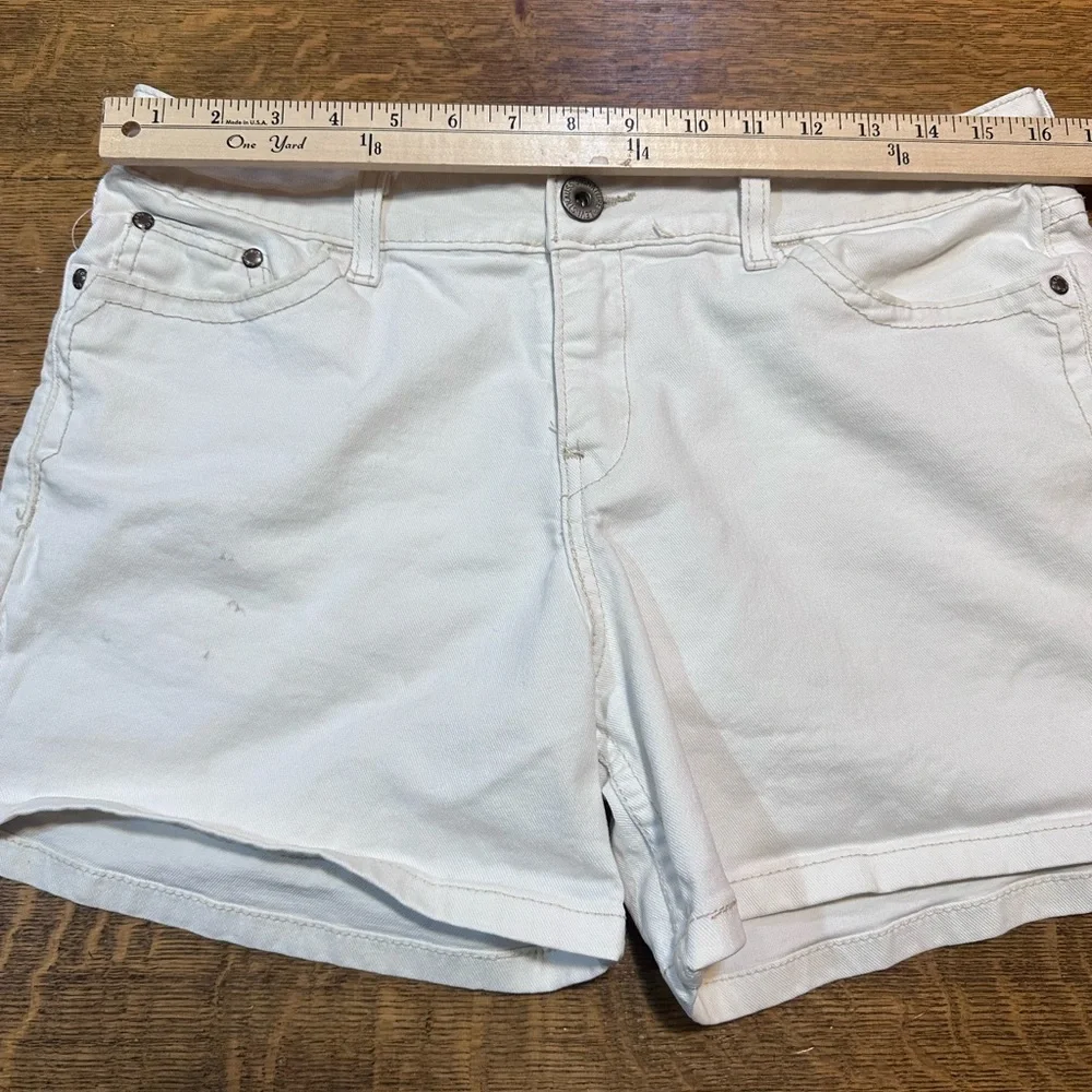 Levi’s‎ women’s Denium shorts white stretch sz 12